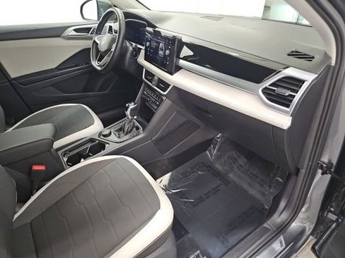 Used 2025 Volkswagen Taos SE image 33