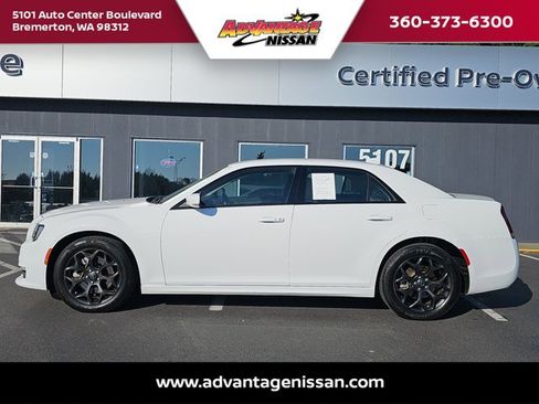 Used 2022 Chrysler 300 Touring L image 2