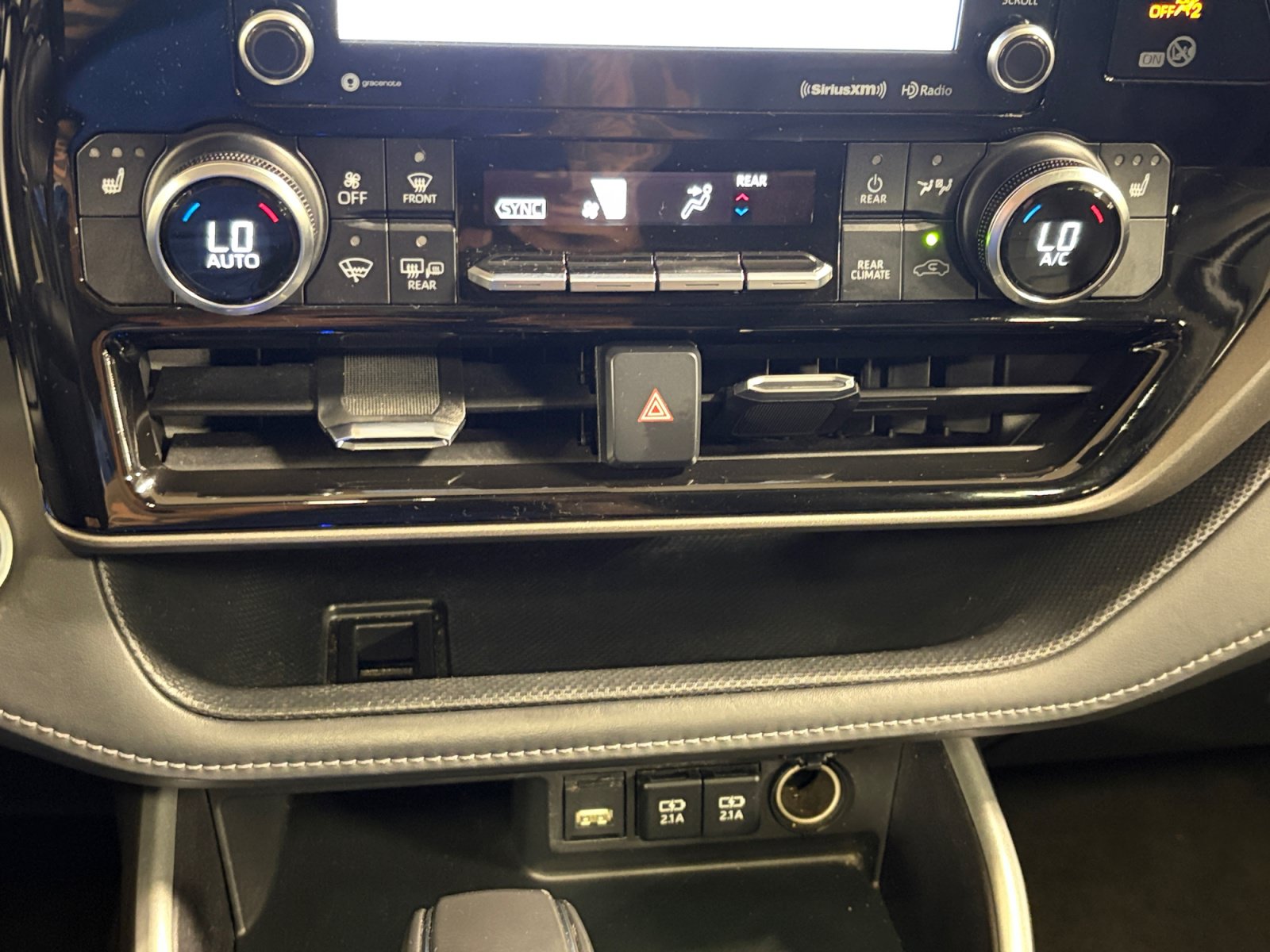 Used 2021 Toyota Highlander XLE AWD/4WD image 16