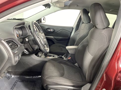 Used 2019 Jeep Cherokee Latitude w/ Cold Weather Group image 15