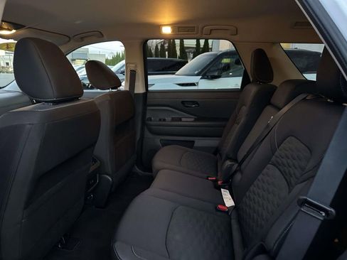Used 2024 Nissan Pathfinder SV image 11