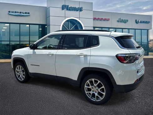 Used 2023 Jeep Compass Latitude AWD/4WD image 3