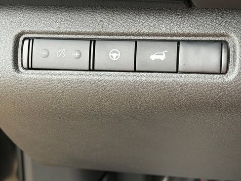 Used 2025 Nissan Pathfinder SV FWD image 29