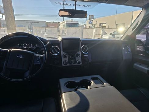 Used 2015 Ford F250 Lariat w/ Lariat Interior Package image 19