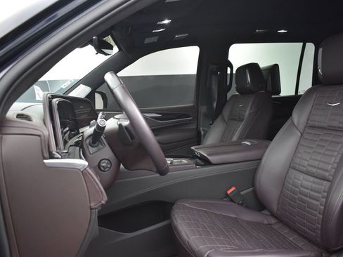 Certified 2023 Cadillac Escalade ESV Sport Platinum w/ LPO, ONYX Package image 12