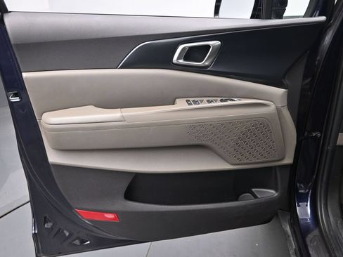 Used 2025 Kia Carnival FWD image 25