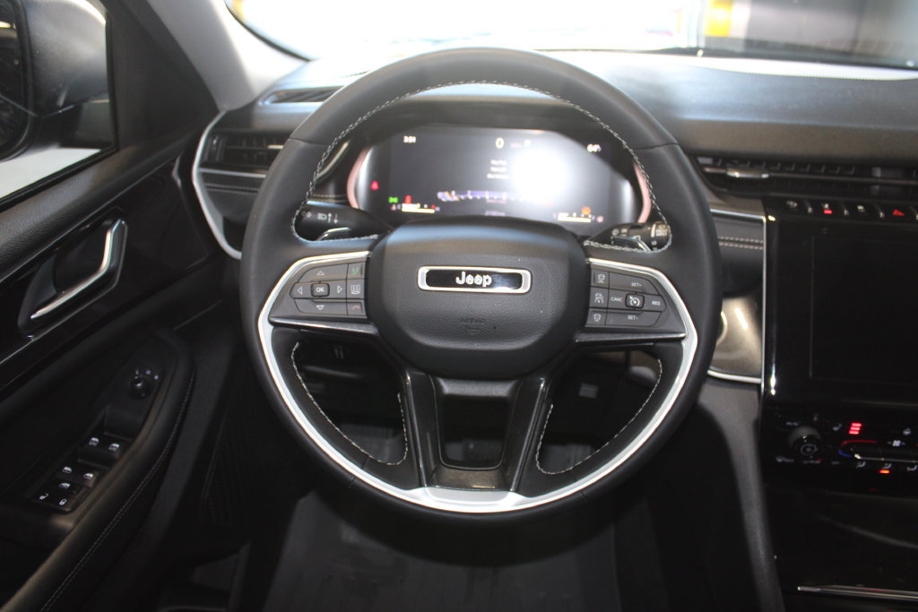Used 2023 Jeep Grand Cherokee Laredo w/ Luxury Tech Group I AWD/4WD image 12