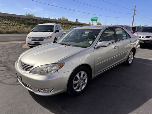 Used 2005 Toyota Camry XLE image 2