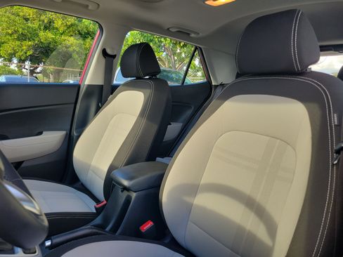 Used 2025 Hyundai Venue SEL FWD image 21