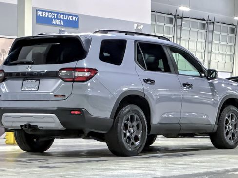 Used 2024 Honda Pilot TrailSport image 8