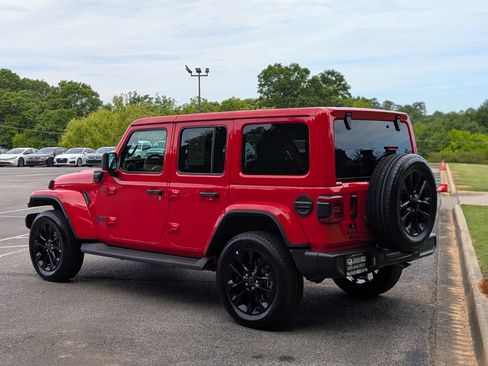 Used 2025 Jeep Wrangler Unlimited Sahara AWD/4WD image 7