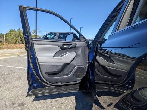 Used 2021 Toyota Highlander XLE image 58