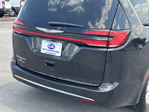 Used 2023 Chrysler Pacifica Touring-L FWD image 14