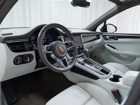 Certified 2021 Porsche Macan AWD/4WD image 15
