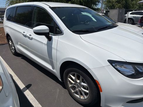 Used 2022 Chrysler Voyager LX FWD image 3