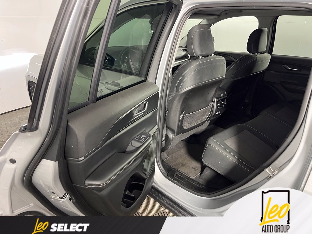 Used 2023 Jeep Grand Cherokee Laredo w/ Luxury Tech Group I RWD image 10