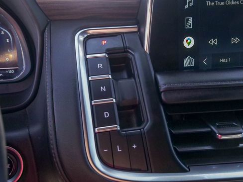 Used 2022 Chevrolet Suburban Z71 w/ Luxury Package image 19