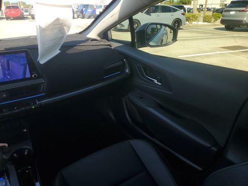 Used 2025 Toyota Prius FWD image 19