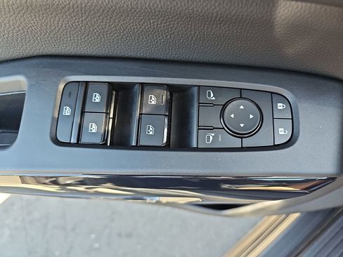 Used 2025 Nissan Pathfinder SV FWD image 32
