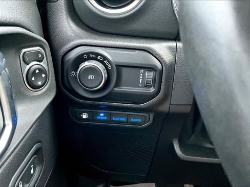 Used 2023 Jeep Wrangler Unlimited Sahara w/ Cold Weather Group AWD/4WD image 36