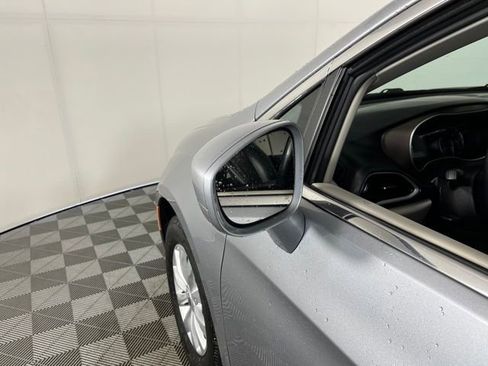 Used 2019 Chrysler Pacifica Touring-L image 14