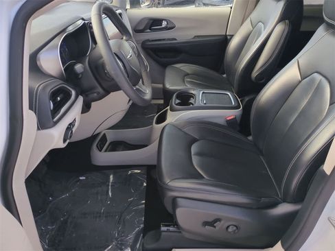 Used 2023 Chrysler Pacifica Touring-L image 16