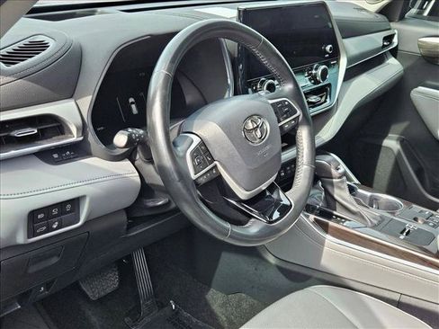 Used 2023 Toyota Highlander Platinum FWD image 10