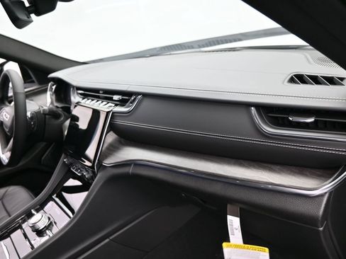 Used 2024 Jeep Grand Cherokee Overland image 18