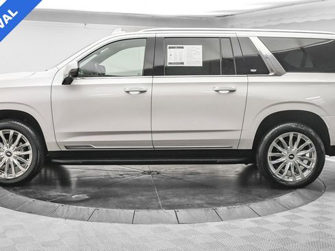 Used 2022 Cadillac Escalade ESV Premium Luxury image 4