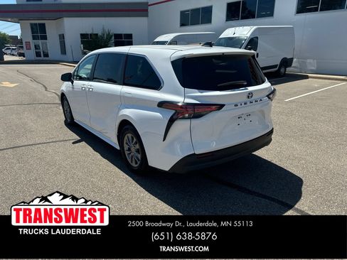 Used 2021 Toyota Sienna LE AWD/4WD image 3