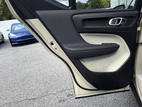 Used 2025 Volvo XC40 B5 Plus w/ Protection Package Premier image 32