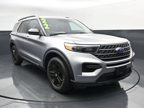 Used 2022 Ford Explorer XLT AWD/4WD image 2