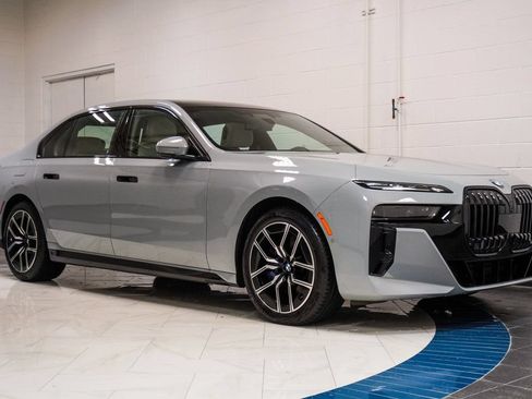 Used 2023 BMW 760i xDrive w/ Executive Package AWD/4WD image 5