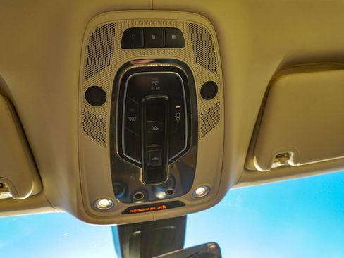 Used 2017 Bentley Bentayga image 42