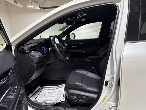 Used 2024 Toyota Venza XLE image 18