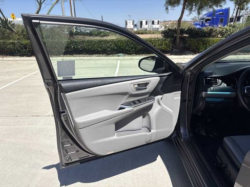 Used 2016 Toyota Camry SE FWD image 18