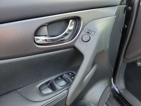 Used 2016 Nissan Rogue SV w/ SV Premium Package image 19