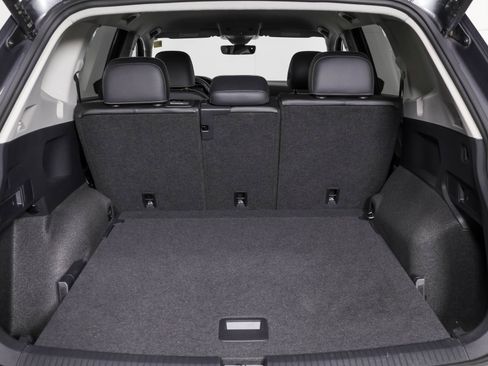 Certified 2024 Volkswagen Tiguan SE AWD/4WD image 39