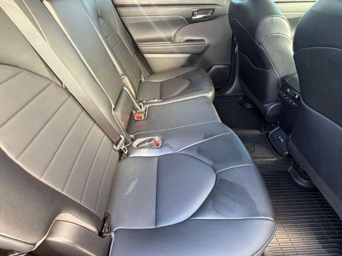 Used 2022 Toyota Highlander XLE image 31