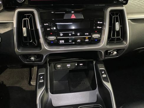 Used 2024 Kia Sorento EX w/ Panoramic Sunroof Package image 15