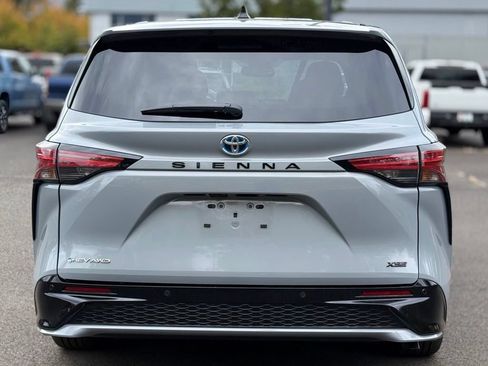 Used 2025 Toyota Sienna XSE AWD/4WD image 4