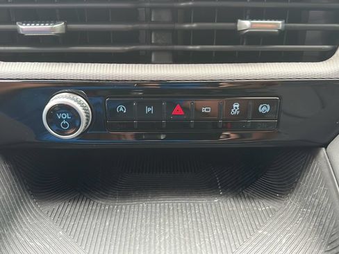 Used 2025 Ford Explorer Active w/ Active Comfort Package RWD image 21