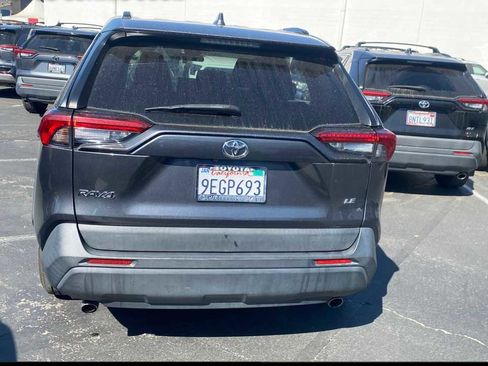 Used 2021 Toyota RAV4 LE FWD image 3
