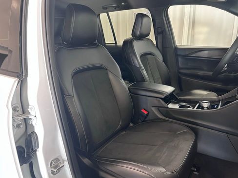 Used 2025 Jeep Grand Cherokee Altitude RWD image 21