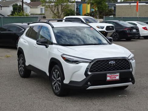 Used 2025 Toyota Corolla Cross XLE FWD image 2