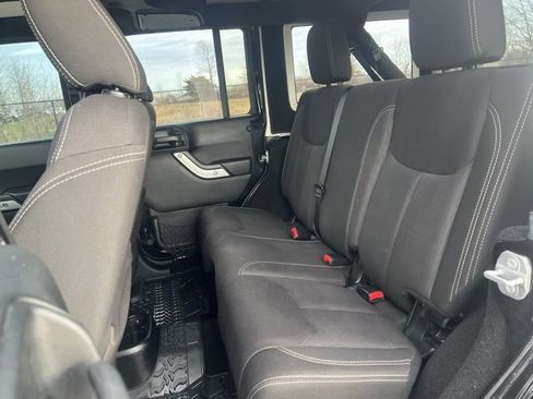 Used 2018 Jeep Wrangler Unlimited Sahara w/ Connectivity Group image 27