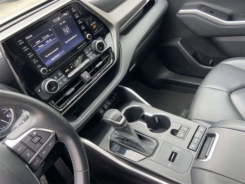 Used 2021 Toyota Highlander XLE image 29