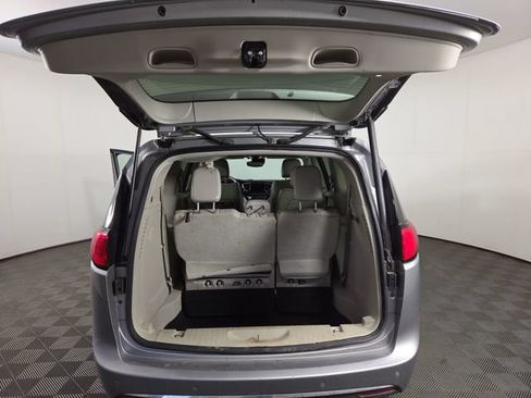 Used 2017 Chrysler Pacifica Limited w/ Advanced Safetytec Group FWD image 30