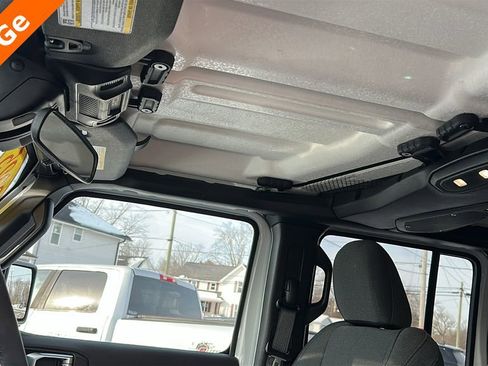 Used 2025 Jeep Wrangler Unlimited Sahara image 26