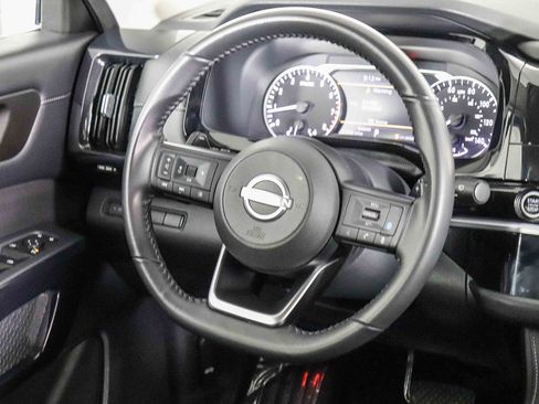 Used 2024 Nissan Pathfinder SV image 15